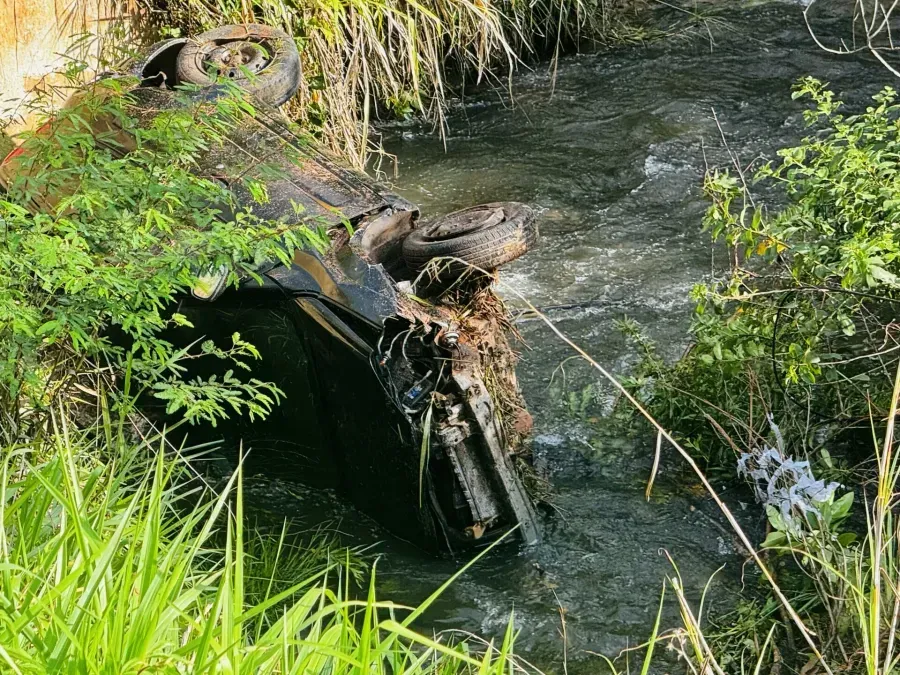 Imagem de compartilhamento para o artigo Motorista de Uno que caiu no rio em Costa Rica segue na UTI; mulher está com cortes na cabeça da MS Todo dia